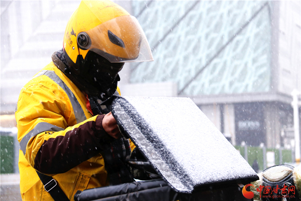 2020年第一場雪巧遇“小寒” 蘭州人請收下?。ńM圖）