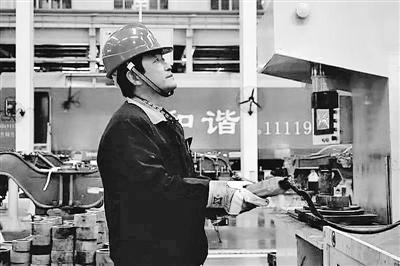 蘭州：寒夜黃河邊，他一把拉出落水大學(xué)生