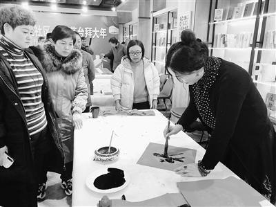 蘭州甘家巷社區(qū)“鼠年納?！彼痛郝?lián)（圖）