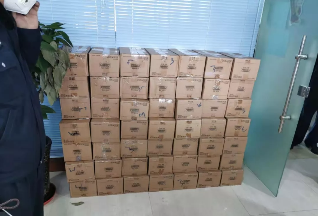 蘭州多部門協(xié)同作戰(zhàn),查獲104箱“三無(wú)”口罩!