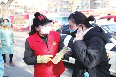 用點(diǎn)滴善舉筑就強(qiáng)大正能量 蘭州市各級道德模范、蘭州好人齊心援助抗擊疫情一線