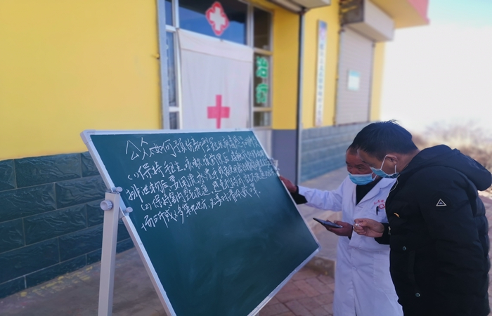市紀(jì)委監(jiān)委駐村幫扶干部馬維高在村衛(wèi)生室宣傳疫情防控知識。.jpg