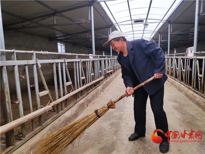 【甘肅省決戰(zhàn)決勝脫貧攻堅(jiān)】脫貧戶李明堂：脫貧也光榮 幸?？侩p手