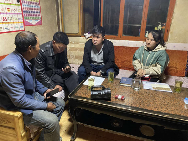 圖為木耳鎮(zhèn)紀檢干事盧建民（左三）連夜在多壩村多壩組奚連德家中了解受災(zāi)情況，排查安全隱患，并宣傳發(fā)生次生災(zāi)害的相關(guān)知識。_副本.jpg