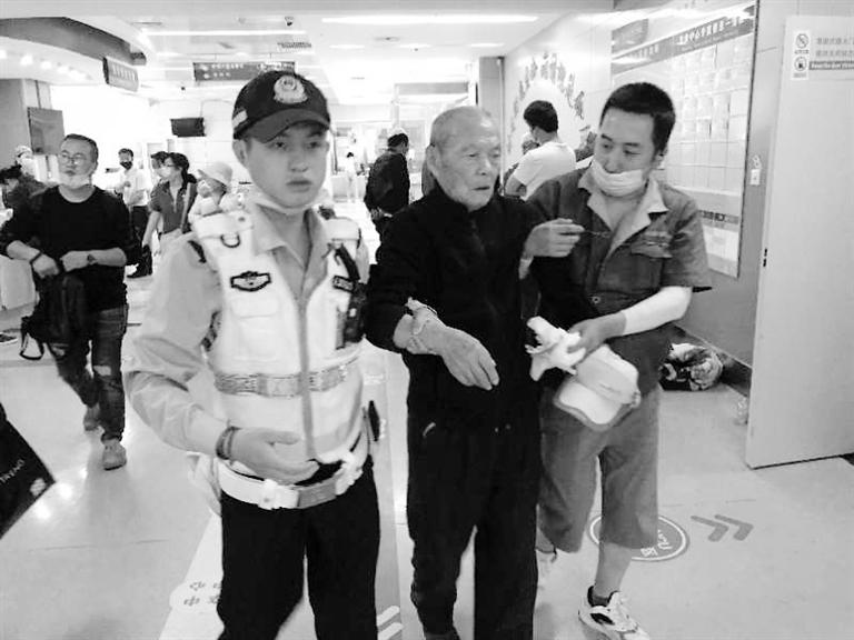 蘭州街頭最美的一次逆行！耄耋老人摔倒街頭 交警的哥合力救助3分鐘