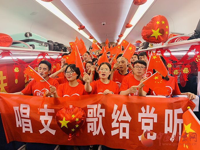 乘動(dòng)車(chē) 拜天地 30對(duì)新人參加中式集體婚禮情定蘭鐵