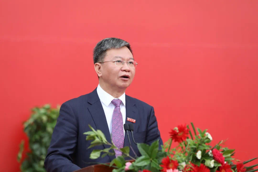 蘭州大學(xué)校長(zhǎng)嚴(yán)純?nèi)A寄語(yǔ)2020屆本科畢業(yè)生：做敢擔(dān)當(dāng)、能擔(dān)當(dāng)、有擔(dān)當(dāng)?shù)娜?>
        </a><em>蘭州大學(xué)校長(zhǎng)嚴(yán)純?nèi)A寄語(yǔ)2020屆本科畢業(yè)生：做敢擔(dān)當(dāng)、能擔(dān)當(dāng)、有擔(dān)當(dāng)?shù)娜?/em></li>
    <li><a  target=