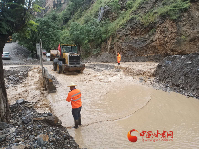隴南文縣又遭強(qiáng)降雨襲擊 通過災(zāi)區(qū)主干道已被打通
