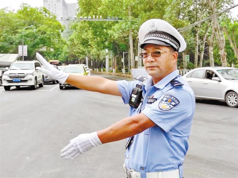 蘭州城關(guān)區(qū)交警大隊(duì)一線老交警馬驍：俯首甘為“老黃?！?>
        </a><em>蘭州城關(guān)區(qū)交警大隊(duì)一線老交警馬驍：俯首甘為“老黃?！?/em></li>
    <li><a  target=