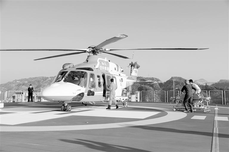 甘肅首個屋面直升機(jī)停機(jī)坪落成 首飛儀式昨日在蘭大二院舉行