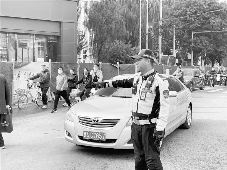 近期蘭州市區(qū)多處路段占道施工，高峰期市民請(qǐng)盡量繞行