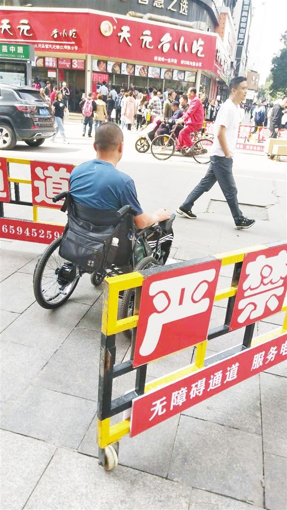 設(shè)置隔離保無障礙通道暢通張掖路步行街精細化管理更貼心