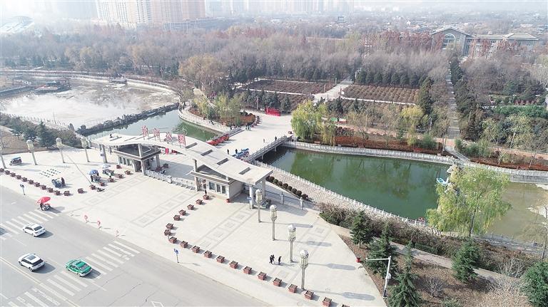 　初冬時(shí)節(jié)，臨夏市東郊公園里,楓樹、松柏、云杉等樹木色彩斑斕