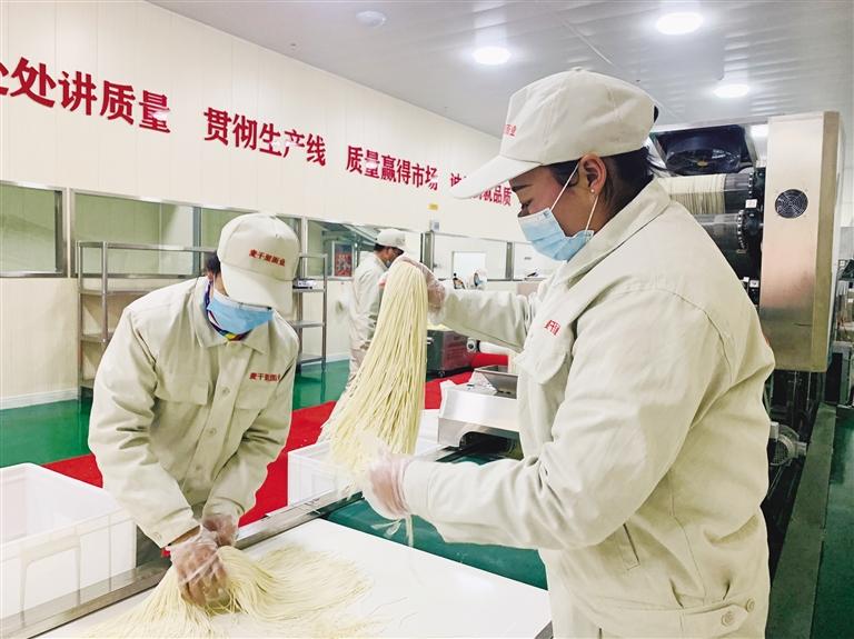 蘭州市規(guī)?；懊鏃l加工項(xiàng)目”投入運(yùn)營(yíng) 將配送到市區(qū)280多家直營(yíng)店