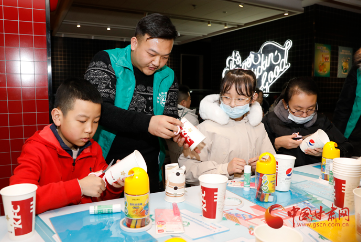 與環(huán)保同行 共建身邊美好風(fēng)景  禁限塑活動走進(jìn)蘭州肯德基餐廳