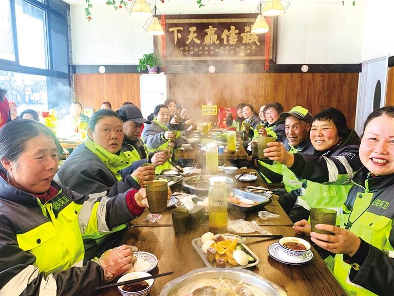 蘭州：公益組織請“城市美容師”免費(fèi)吃火鍋