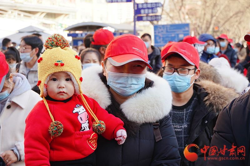 甘肅開行節(jié)后首趟復工復產專列  輸送1076名進疆教師返崗 