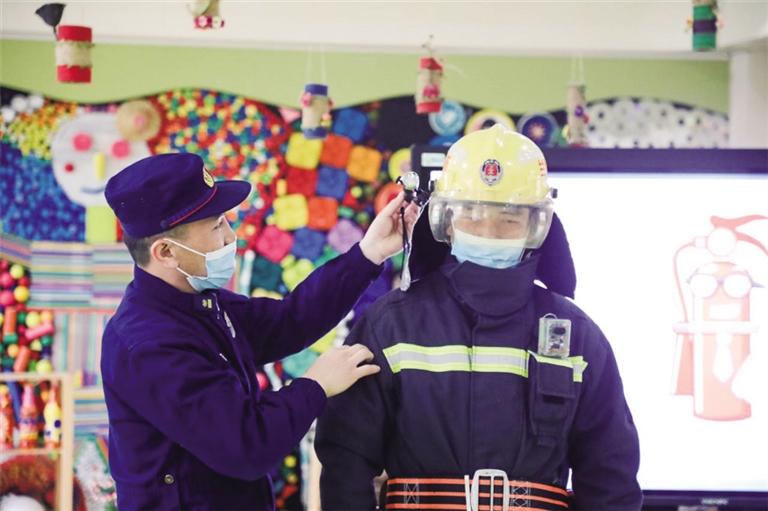 萌娃爭當“小小消防員” 蘭州消防支隊開展消防安全進校園活動