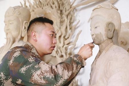 隴南“90后”大學(xué)生鞏龍元：樸實(shí)工匠心 非遺泥塑情