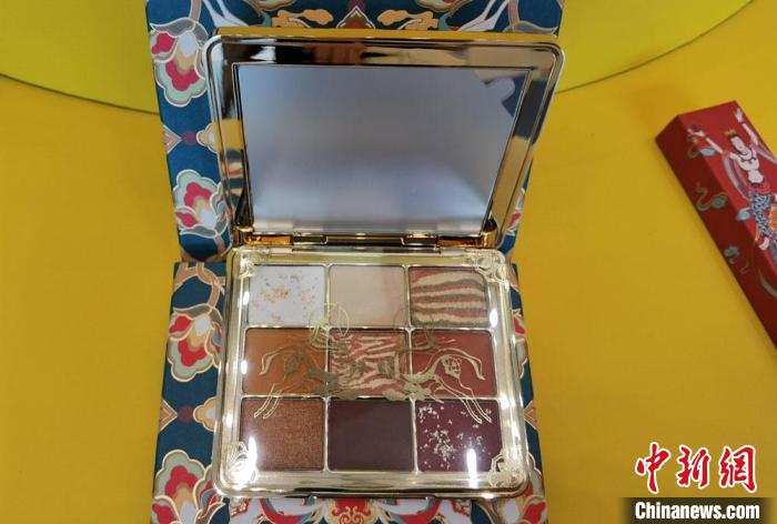 圖為取材壁畫(huà)色彩的敦煌美妝?！《∷?攝