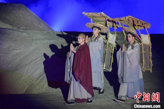 圖為演出現(xiàn)場，該劇獨創(chuàng)360度旋轉(zhuǎn)并前后移動觀眾席，顛覆傳統(tǒng)劇場舞臺表演模式?！⊥醣筱y 攝