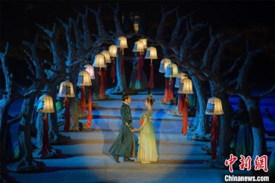 圖為全新升級《敦煌盛典》，新增戰(zhàn)馬、燈籠矩陣，以及最新聲、光、電硬件設(shè)施?！⊥醣筱y 攝