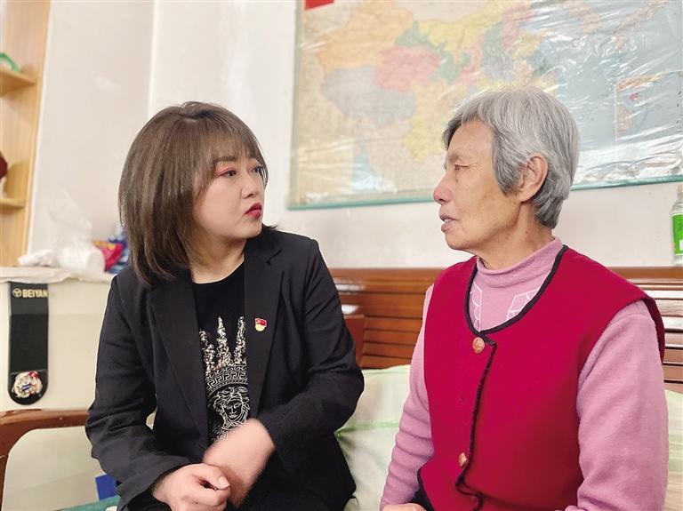 敦煌路街道任家莊街東社區(qū)黨委書記、居委會主任譚莉：我們必須成為老百姓堅強的后盾