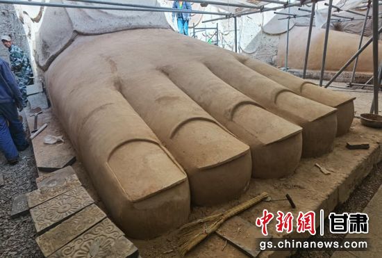 圖為中國(guó)“石窟鼻祖”天梯山石窟第13窟大佛足部與局部危巖體搶救性保護(hù)項(xiàng)目施工現(xiàn)場(chǎng)。陳曉斌 攝