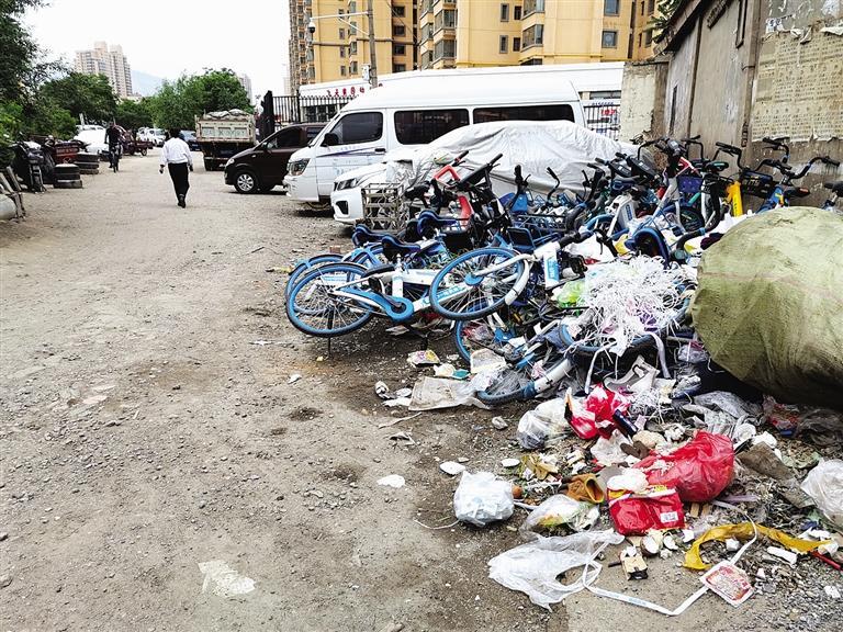 百米土路臟亂差，誰來管？經(jīng)記者協(xié)調(diào)，社區(qū)組織志愿者進(jìn)行了清理