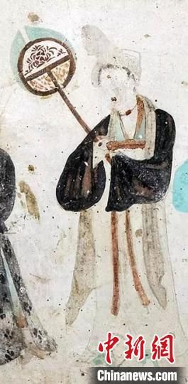 “一把小扇在手，笑對(duì)仲夏酷暑。”圖為莫高窟第468窟《執(zhí)團(tuán)扇女供養(yǎng)人》(中唐)?！《鼗脱芯吭汗﹫D