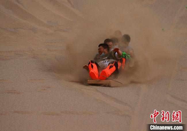 6月13日，敦煌鳴沙山月牙泉景區(qū)舉辦滑沙比賽?！●T豆 攝