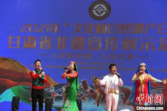 圖為甘肅臨夏回族自治州非遺傳承人演唱花兒。　楊艷敏 攝