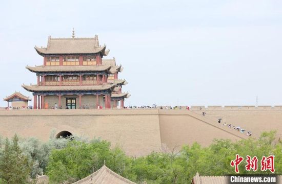 歷經(jīng)數(shù)十載保護修繕的古老關城得以延年益壽，成為了海內(nèi)外游客“絲路游”的必經(jīng)打卡地?！「哒?攝