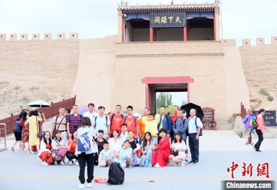 歷經(jīng)數(shù)十載保護修繕的古老關城得以延年益壽，成為了海內(nèi)外游客“絲路游”的必經(jīng)打卡地。　高展 攝