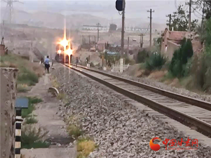 驚險(xiǎn)！火車來(lái)臨小男孩鐵路上玩耍 蘭鐵民警飛奔將其救下