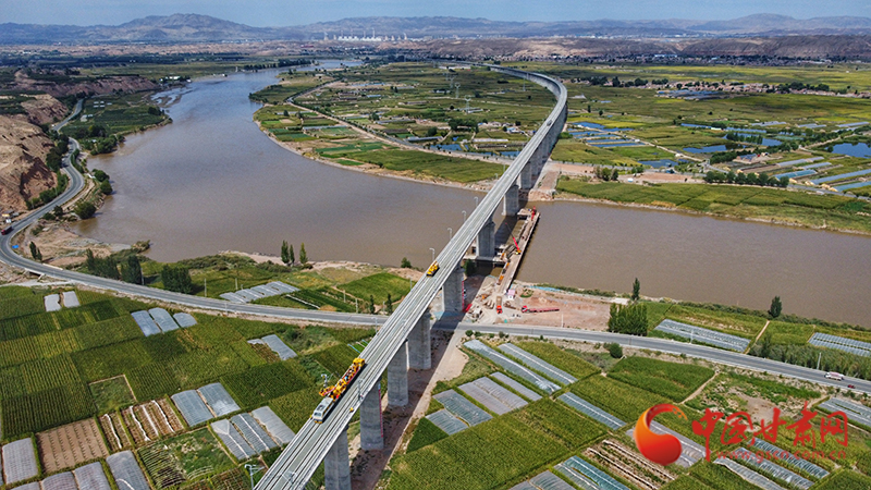 【隴拍客】直擊現(xiàn)場！看中蘭鐵路首條接觸網(wǎng)導(dǎo)線如何架設(shè)