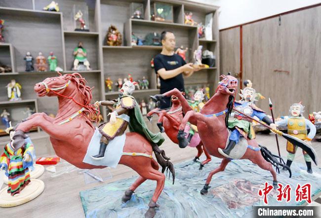 安秋平是成州面塑第五代傳承人，也是當(dāng)?shù)匚ㄒ粓?jiān)守面塑制作的人?！「哒?攝