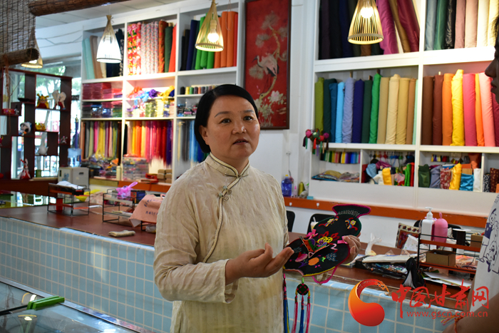 【蘭大新聞學(xué)子重走西北角】香包傳承人劉蘭芳：飛針走線，傳承匠心 