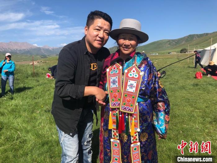 圖為拍攝紀(jì)錄片《西茂的婚禮》期間，張輝剛(左)與裕固族老人合影留念。(資料圖) 張輝剛供圖