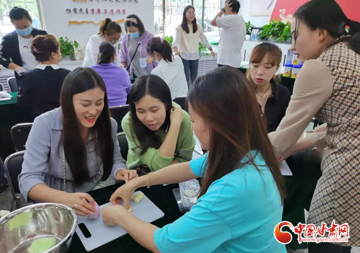 解鎖新技能！蘭州七里河區(qū)秋天的第一份手工月餅來(lái)了