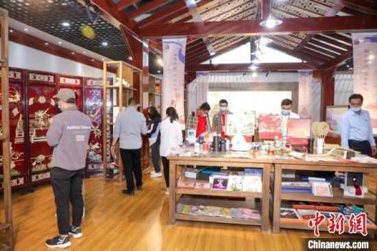 圖為甘肅“一會一節(jié)”期間，位于敦煌的天水市展館中，民眾觀賞文創(chuàng)產(chǎn)品。　甘肅省文化和旅游廳供圖