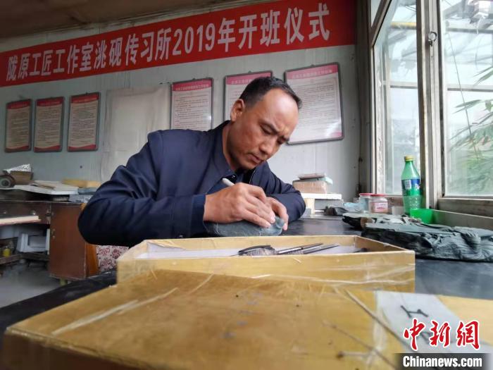 甘肅卓尼洮硯融合文化提升內(nèi)涵：不只一硯一銘，還要一盒一拓