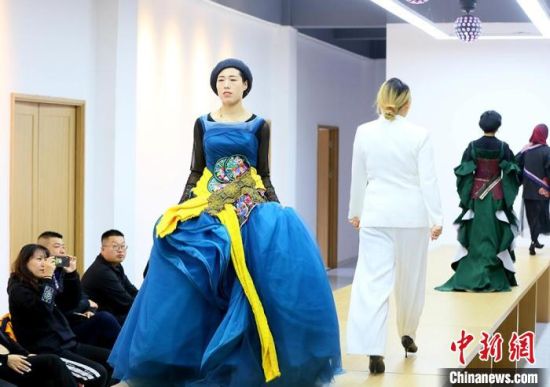 東鄉(xiāng)繡娘在T臺走秀。　高展 攝