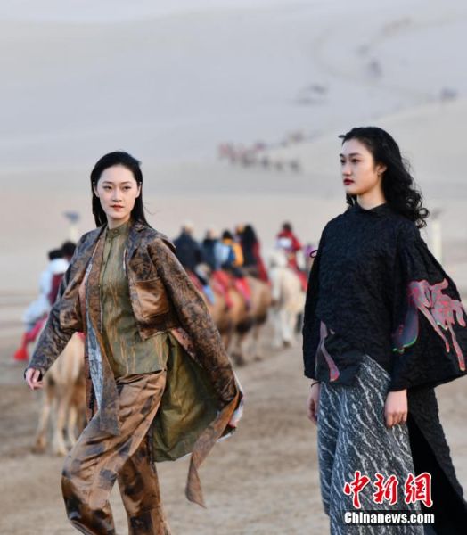 圖為敦煌服裝秀展示。 殷春永 攝