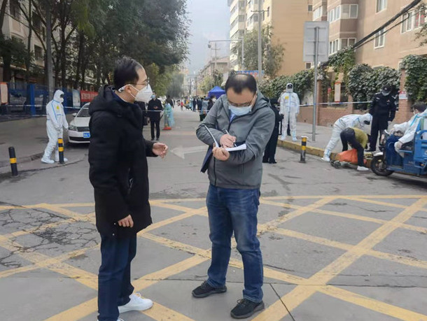 蘭州市紀(jì)委監(jiān)委干部下沉一線詳細(xì)詢問疫情防控情況。.jpg