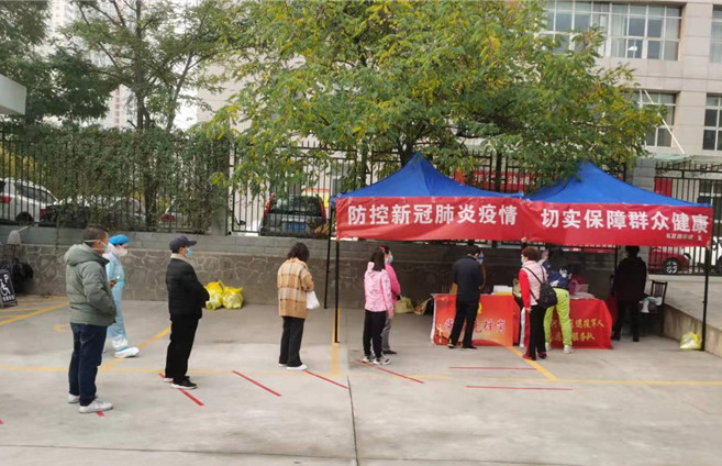 城關(guān)區(qū)紀(jì)委監(jiān)委各監(jiān)督檢查組督促各街道核酸檢測點(diǎn)落實(shí)“一米線”制度。.jpg
