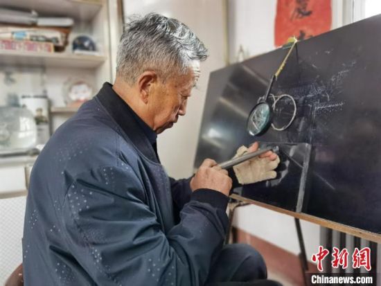 圖為陶世清在創(chuàng)作中?！钅?攝