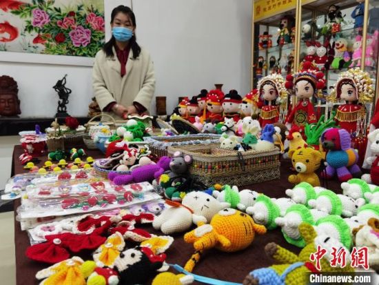 圖為隴原巧手展示手工藝品。(資料圖) 徐雪 攝