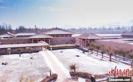圖為雪落大漠古堡——敦煌山莊?！⊥醣筱y 攝