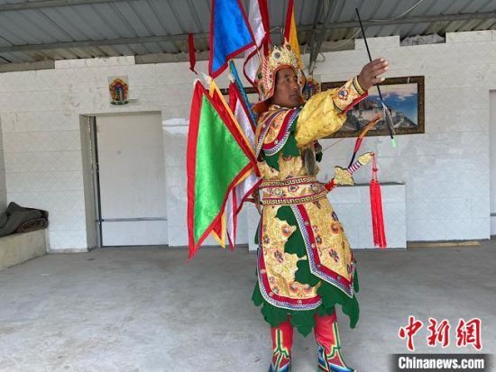 圖為完代才讓在外木村戲臺出演?！∷巫雨?攝